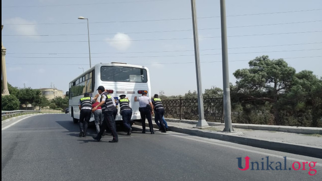 Polislər yolda qalan avtobus sürücüsünə kömək etdilər (Fotolar)